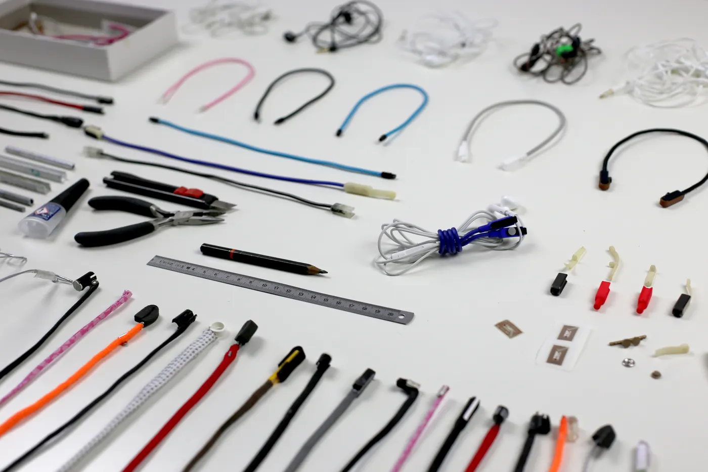 Table de prototypage SPARK : dizaines de cordons d'essai, outils et pièces détachées avant la version finale.
